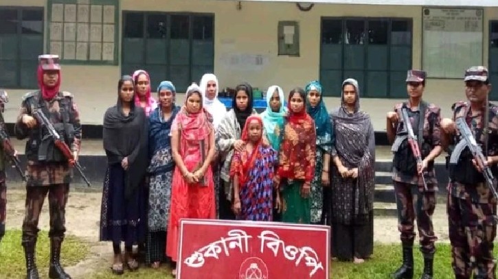 পঞ্চগড়ে অবৈধ অনুপ্রবেশের চেষ্টায় ১১ নারী আটক পঞ্চগড়ে অবৈধ অনুপ্রবেশের চেষ্টায় ১১ নারী আটক