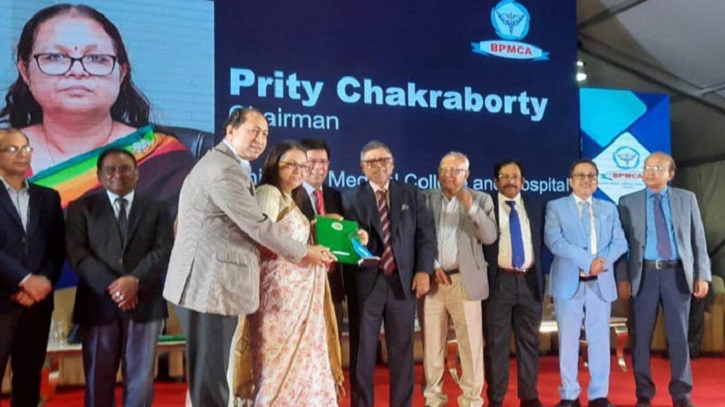 ‘কোভিড হিরো অ্যাওয়ার্ড’ পেলো ইউনিভার্সেল হাসপাতাল ‘কোভিড হিরো অ্যাওয়ার্ড’ পেলো ইউনিভার্সেল হাসপাতাল