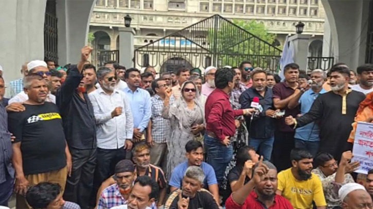 নগর ভবনের সামনে আজও ইশরাক সমর্থকদের বিক্ষোভ নগর ভবনের সামনে আজও ইশরাক সমর্থকদের বিক্ষোভ