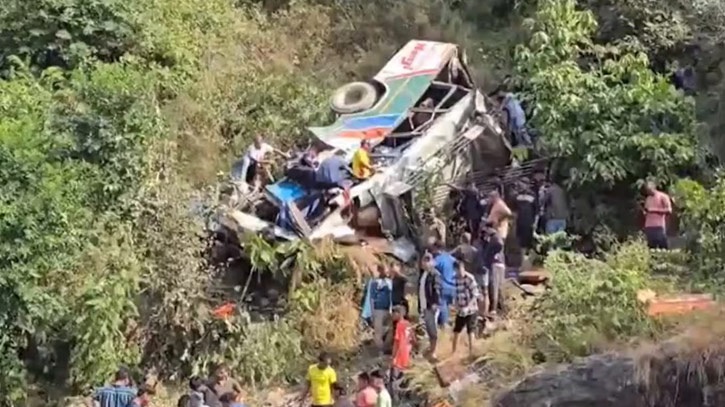 ভারতে যাত্রীবাহী বাস খাদে পড়ে ৩৬ প্রাণহানি