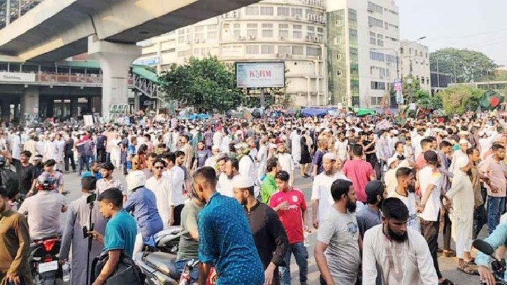 হাসনাতের ঘোষণার পর শাহবাগ অবরোধ হাসনাতের ঘোষণার পর শাহবাগ অবরোধ