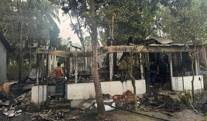 আনন্দ শোভাযাত্রায় মোটিফ বানানো চিত্রশিল্পীর বাড়িতে আগুন আনন্দ শোভাযাত্রায় মোটিফ বানানো চিত্রশিল্পীর বাড়িতে আগুন