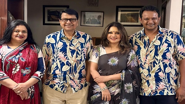 অবশেষে প্রকাশ্যে আলমগীর ও তার তিন সন্তান অবশেষে প্রকাশ্যে আলমগীর ও তার তিন সন্তান