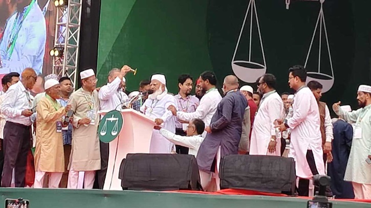 মঞ্চে অসুস্থ হয়ে পড়ে গেলেন জামায়াত আমির মঞ্চে অসুস্থ হয়ে পড়ে গেলেন জামায়াত আমির