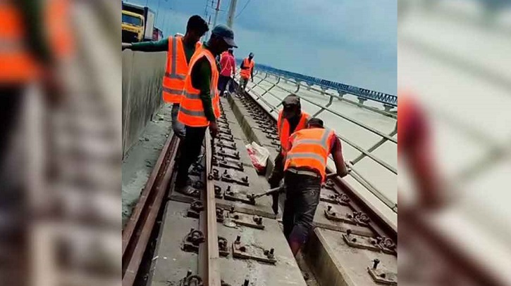 ভেঙে ফেলা হচ্ছে যমুনা সেতুর রেললাইন, জানা গেল কারণ ভেঙে ফেলা হচ্ছে যমুনা সেতুর রেললাইন, জানা গেল কারণ
