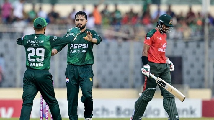 ব্যাটিং ধসে ধুঁকছে বাংলাদেশ