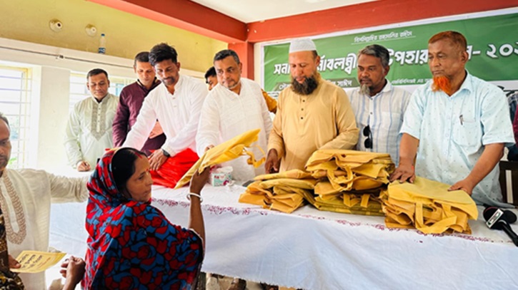 দাগনভূঞায় সনাতন ধর্মাবলম্বী দুঃস্থদের পাশে মেজবাহ্ সাঈদ দাগনভূঞায় সনাতন ধর্মাবলম্বী দুঃস্থদের পাশে মেজবাহ্ সাঈদ