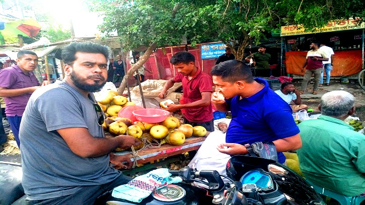 বেনাপোলের হাট বাজারে জমে উঠেছে তাল শাঁস বেচাকেনা বেনাপোলের হাট বাজারে জমে উঠেছে তাল শাঁস বেচাকেনা