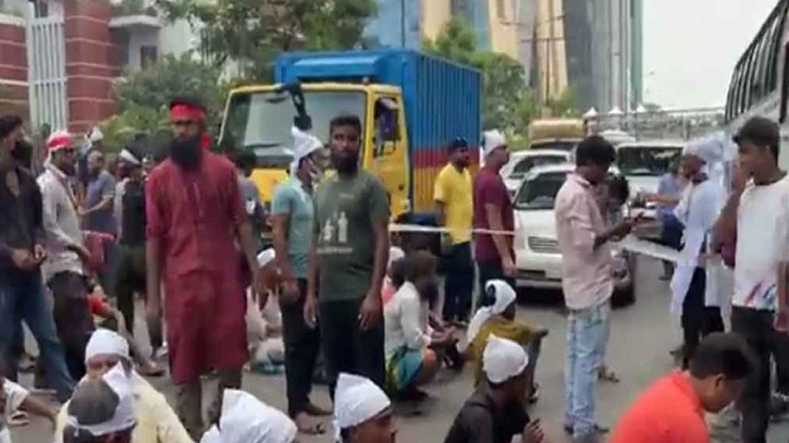 সিএনজিচালকদের বনানীতে সড়ক অবরোধ সিএনজিচালকদের বনানীতে সড়ক অবরোধ
