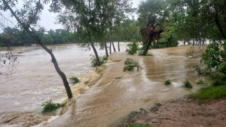 ফেনীর বন্যাদুর্গতদের লড়াই এখন ঘর ফেরার ফেনীর বন্যাদুর্গতদের লড়াই এখন ঘর ফেরার
