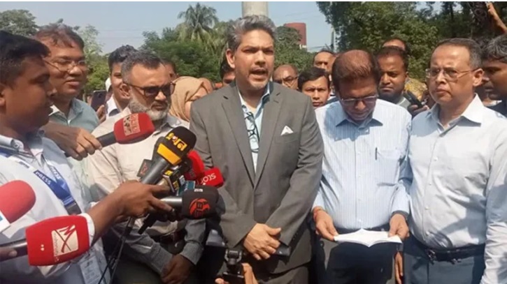 কার্গো ভিলেজ আগুন: পোশাক শিল্পে বিলিয়ন ডলার ক্ষতির শঙ্কা কার্গো ভিলেজ আগুন: পোশাক শিল্পে বিলিয়ন ডলার ক্ষতির শঙ্কা
