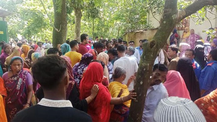 খাটে পড়ে ছিলো মা-ছেলেসহ ৩ জনের নিষ্প্রাণ দেহ খাটে পড়ে ছিলো মা-ছেলেসহ ৩ জনের নিষ্প্রাণ দেহ