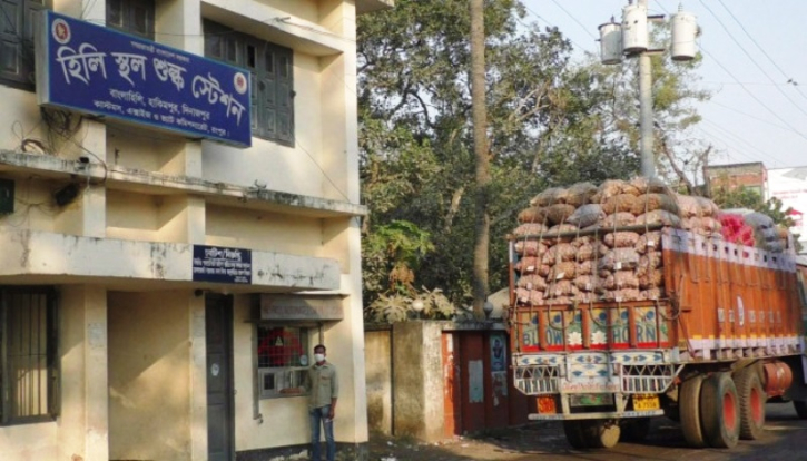 হিলি বন্দর দিয়ে এলো পেঁয়াজের প্রথম চালান হিলি বন্দর দিয়ে এলো পেঁয়াজের প্রথম চালান