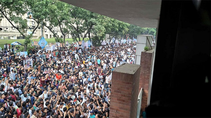 সচিবালয়ের সামনে শিক্ষার্থীদের বিক্ষোভ, সব গেট বন্ধ