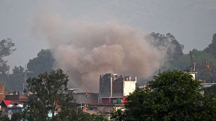 পাকিস্তানের হামলায় ভারতে নিহত বেড়ে ১৫ পাকিস্তানের হামলায় ভারতে নিহত বেড়ে ১৫