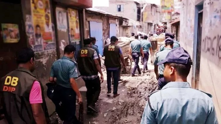 রাজধানীতে পুলিশের অভিযানে গ্রেপ্তার ৩১ রাজধানীতে পুলিশের অভিযানে গ্রেপ্তার ৩১