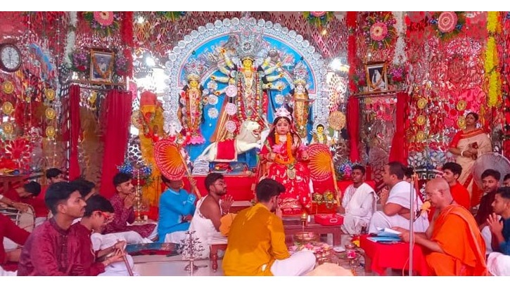 মহাষ্টমীতে কুমারী পূজায় ভক্ত-দর্শনার্থীদের ঢল রামকৃষ্ণ মিশনে
