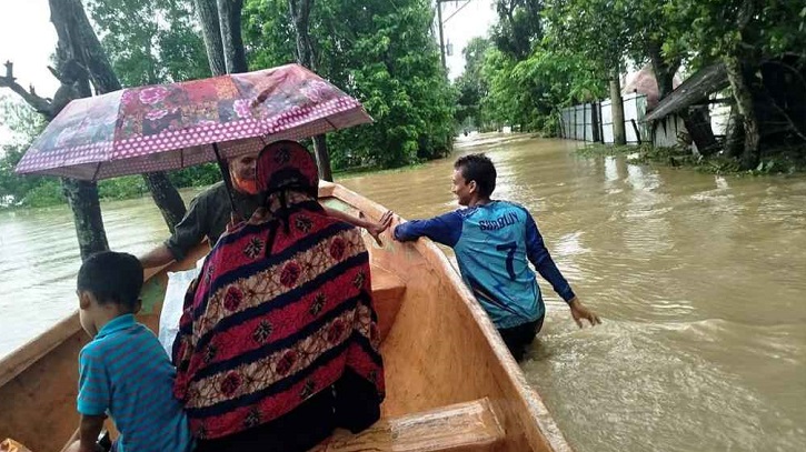 ফেনীতে ভিড় বাড়ছে আশ্রয়কেন্দ্রে, কিছু এলাকা নতুন করে প্লাবিত ফেনীতে ভিড় বাড়ছে আশ্রয়কেন্দ্রে, কিছু এলাকা নতুন করে প্লাবিত