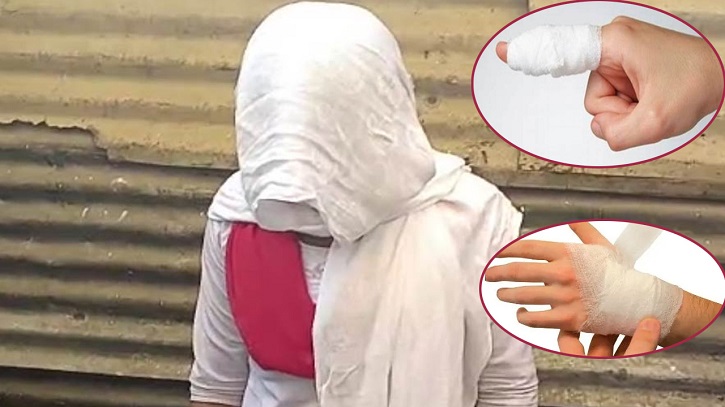 একসঙ্গে নিজের হাত কাটলেন ১৪ স্কুলছাত্রী একসঙ্গে নিজের হাত কাটলেন ১৪ স্কুলছাত্রী
