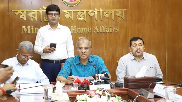 সেফ এক্সিট নিয়ে যে মন্তব্য করলেন স্বরাষ্ট্র উপদেষ্টা
