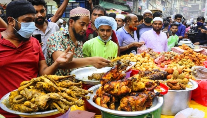 পুরান ঢাকায় জমজমাট ইফতার বাজার