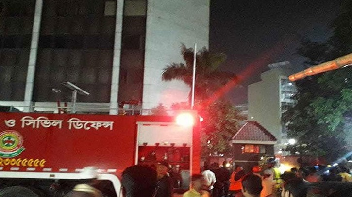 মতিঝিলের সেনাকল্যাণ ভবনের আগুন নিয়ন্ত্রণে মতিঝিলের সেনাকল্যাণ ভবনের আগুন নিয়ন্ত্রণে