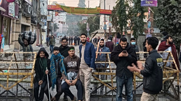 আলিয়া মাদরাসার মাঠ থেকে আদালত সরাতে শিক্ষার্থীদের সড়ক অবরোধ আলিয়া মাদরাসার মাঠ থেকে আদালত সরাতে শিক্ষার্থীদের সড়ক অবরোধ