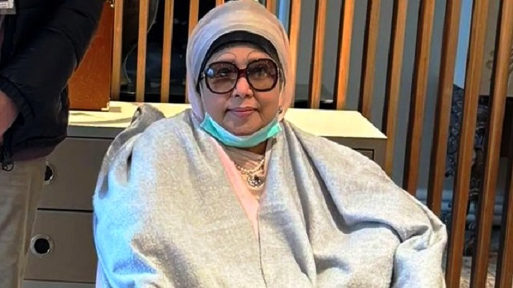 নিজে নিজে হাঁটতে পারছেন খালেদা জিয়া নিজে নিজে হাঁটতে পারছেন খালেদা জিয়া