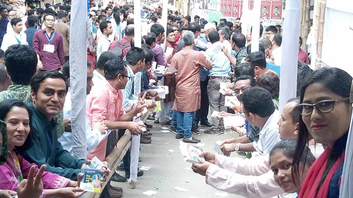ঢাকা রিপোর্টার্স ইউনিটিতে ভোট চলছে ঢাকা রিপোর্টার্স ইউনিটিতে ভোট চলছে