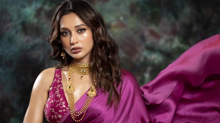 বাংলাদেশে তুফানের মুখে মিমি! বাংলাদেশে তুফানের মুখে মিমি!