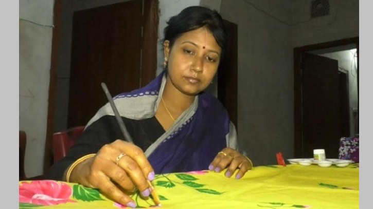 নারী উদ্যোক্তা প্রমিতা হ্যান্ড পেইন্টিং করেই স্বনির্ভর নারী উদ্যোক্তা প্রমিতা হ্যান্ড পেইন্টিং করেই স্বনির্ভর