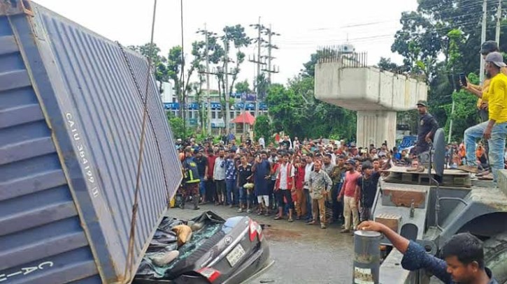কুমিল্লায় কাভার্ডভ্যান উল্টে একই পরিবারের ৪ জনের প্রাণহানি কুমিল্লায় কাভার্ডভ্যান উল্টে একই পরিবারের ৪ জনের প্রাণহানি