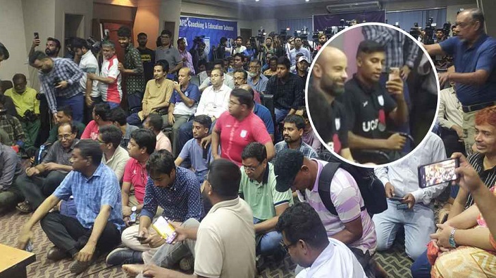 আসন না পেয়ে ফ্লোরে সাংবাদিকরা, ভিডিও করলেন জামাল আসন না পেয়ে ফ্লোরে সাংবাদিকরা, ভিডিও করলেন জামাল