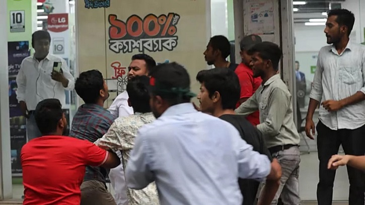 সারজিসের উপস্থিতিতে এনসিপির সমাবেশে তুমুল মারামারি সারজিসের উপস্থিতিতে এনসিপির সমাবেশে তুমুল মারামারি