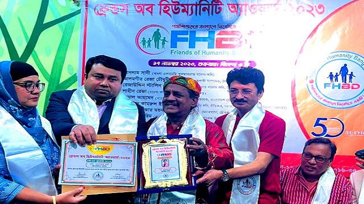আজীবন সম্মাননা ও ‘বর্ষসেরা কবি’র পুরস্কার পেলেন মেহেবুব হক আজীবন সম্মাননা ও ‘বর্ষসেরা কবি’র পুরস্কার পেলেন মেহেবুব হক