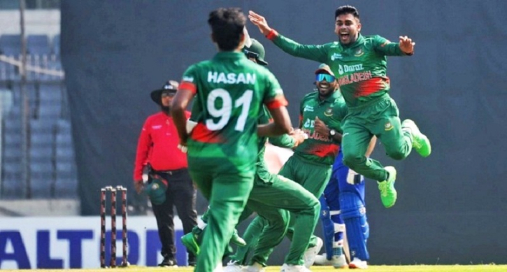 মিরাজের স্পিনে বাংলাদেশের প্রথম সাফল্য মিরাজের স্পিনে বাংলাদেশের প্রথম সাফল্য