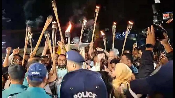 নতুন উপদেষ্টা সেখ বশিরের বিরুদ্ধে মশাল মিছিল নতুন উপদেষ্টা সেখ বশিরের বিরুদ্ধে মশাল মিছিল