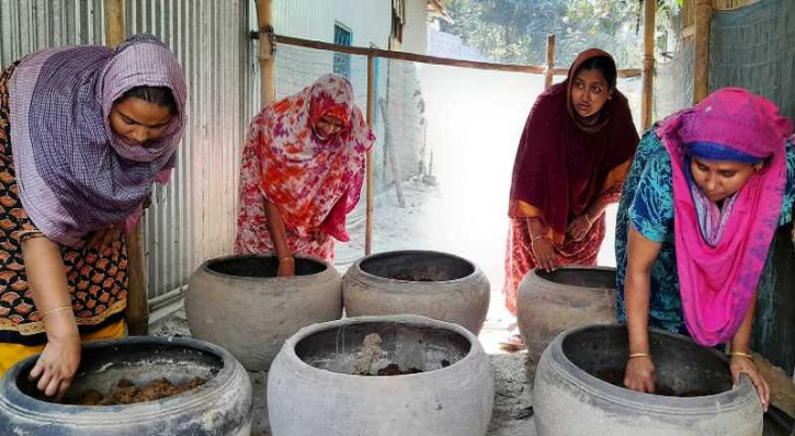 ভার্মিকম্পোস্ট তৈরি করে স্বাবলম্বী চরাঞ্চলের নারীরা ভার্মিকম্পোস্ট তৈরি করে স্বাবলম্বী চরাঞ্চলের নারীরা