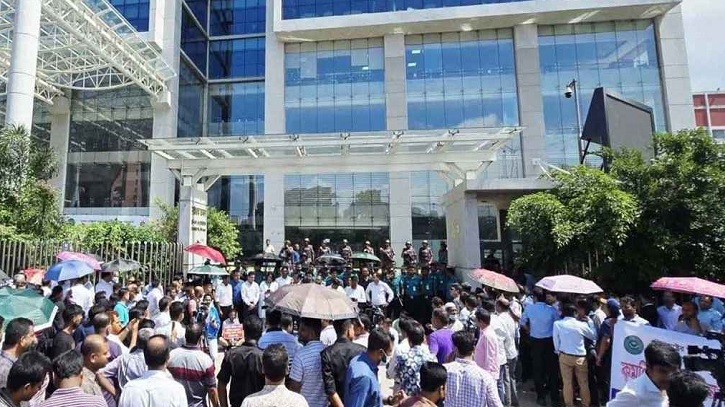 ‘মার্চ টু এনবিআর’ কর্মসূচি পালন করছে কর্মকর্তা-কর্মচারীরা ‘মার্চ টু এনবিআর’ কর্মসূচি পালন করছে কর্মকর্তা-কর্মচারীরা