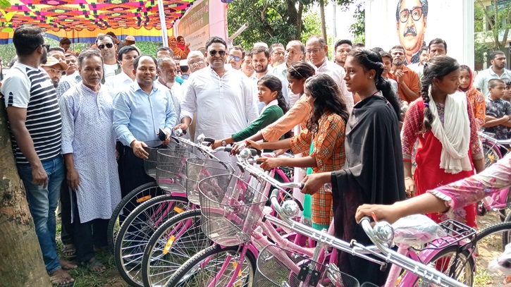 নবাবগঞ্জে ক্ষুদ্র নৃগোষ্ঠী ছাত্রীদের মাঝে শিক্ষা বৃত্তি বিতরণ নবাবগঞ্জে ক্ষুদ্র নৃগোষ্ঠী ছাত্রীদের মাঝে শিক্ষা বৃত্তি বিতরণ