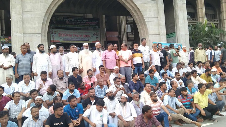নগরভবন প্রাঙ্গণে ইশরাক সমর্থকরা নগরভবন প্রাঙ্গণে ইশরাক সমর্থকরা
