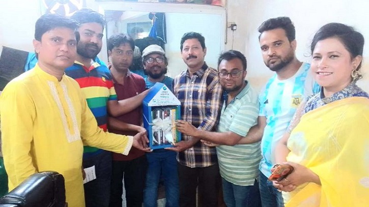 চট্টগ্রামের পাঁচলাইশে ‘সেলুন পাঠাগার বিশ্বজুড়ে’ উদ্বোধন চট্টগ্রামের পাঁচলাইশে ‘সেলুন পাঠাগার বিশ্বজুড়ে’ উদ্বোধন