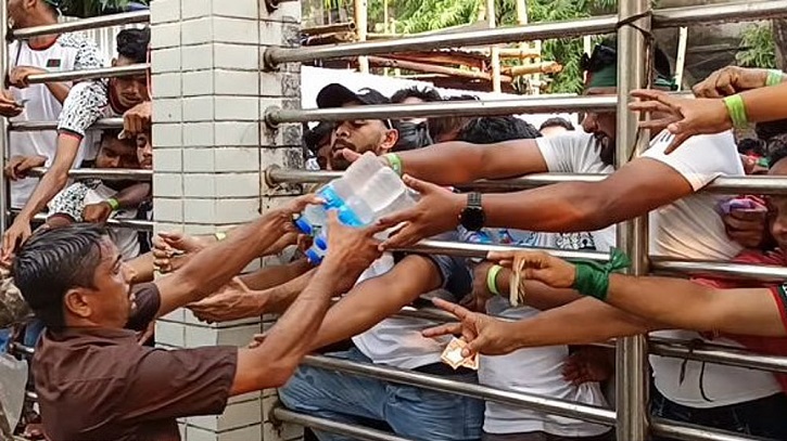 স্টেডিয়ামে পানির বোতল ৩৫০ টাকা, সমর্থকদের ক্ষোভ
