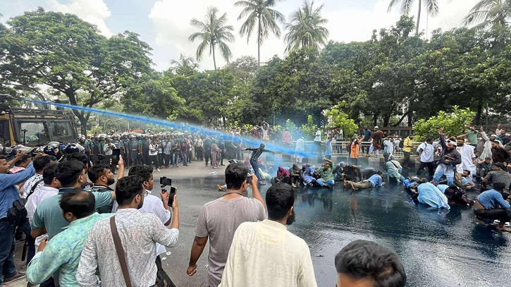প্রেসক্লাবে আন্দোলনকারীদের ওপর জলকামান-সাউন্ড গ্রেনেড নিক্ষেপ প্রেসক্লাবে আন্দোলনকারীদের ওপর জলকামান-সাউন্ড গ্রেনেড নিক্ষেপ