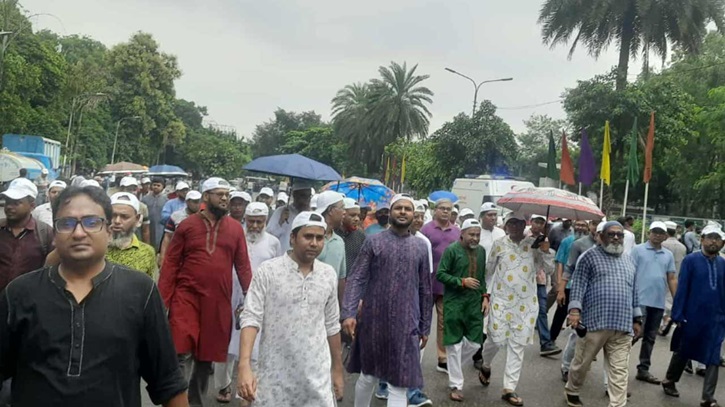 বৃষ্টি উপেক্ষা করে মানিক মিয়ায় জুলাই সমাবেশে লাখো জনতা বৃষ্টি উপেক্ষা করে মানিক মিয়ায় জুলাই সমাবেশে লাখো জনতা