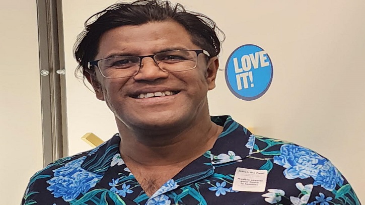 লাল শার্ট বনাম হাওয়াই শার্ট লাল শার্ট বনাম হাওয়াই শার্ট