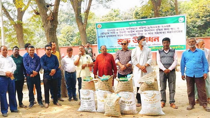 রাণীশংকৈলে কৃষকের মাঝে বিনামূল্যে বীজ ও সার বিতরণ