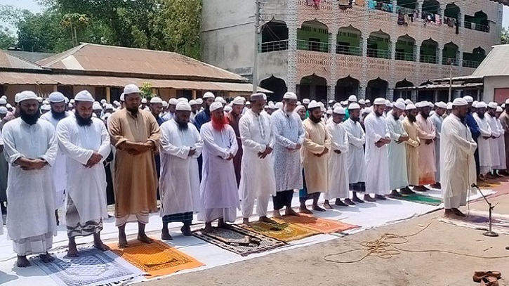 বৃষ্টি চেয়ে ঠাকুরগাঁওয়ে ইসতিসকার নামাজ বৃষ্টি চেয়ে ঠাকুরগাঁওয়ে ইসতিসকার নামাজ