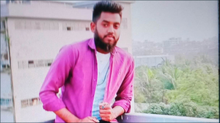 নিজের বুকে গুলি করে পুলিশ সদস্যের আত্মহত্যা নিজের বুকে গুলি করে পুলিশ সদস্যের আত্মহত্যা