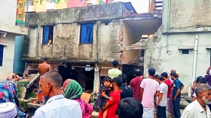 আশুলিয়ায় গ্যাস লিকেজ থেকে বিস্ফোরণে দেয়াল ধস, দগ্ধ ৫ আশুলিয়ায় গ্যাস লিকেজ থেকে বিস্ফোরণে দেয়াল ধস, দগ্ধ ৫
